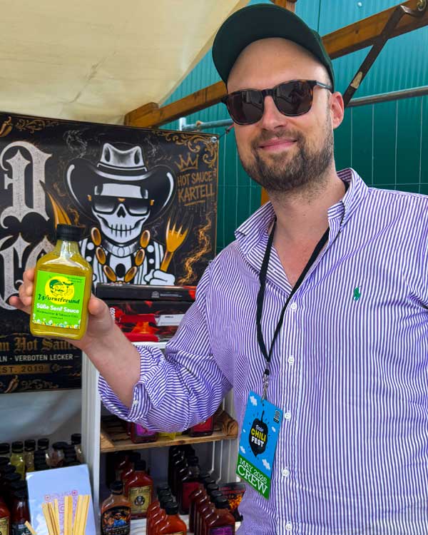 Mit einer Flasche Wurstfreund auf dem Berlin Chili Fest 2026